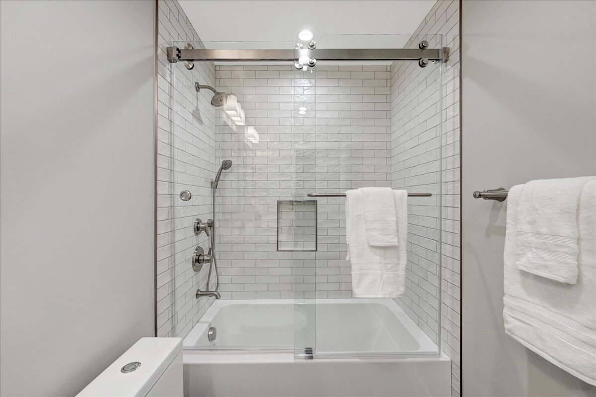 Building Photo - 5346 Tyrone Ave