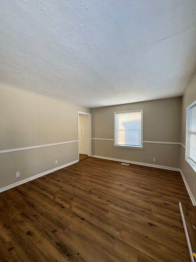 Building Photo - Available Now - 2552_RENWOOD