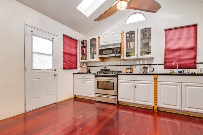 Building Photo - 201 E Eagle St