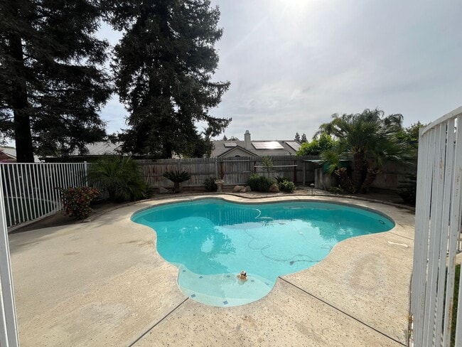 Building Photo - Beautiful Southside Visalia Home! Coming Soon!