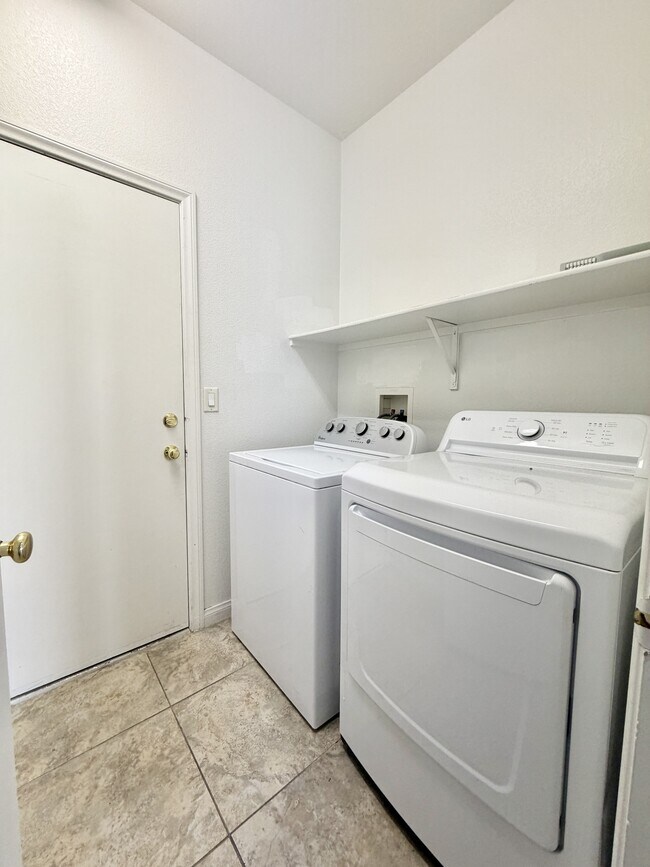 Building Photo - 2952 Jacaranda Dr