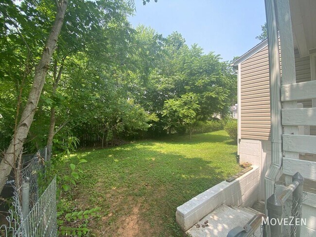 Building Photo - 2301 Cherokee Ln