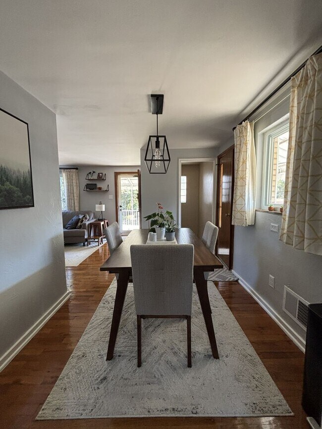Building Photo - 3 Bed 1 Bath in Coraopolis, PA