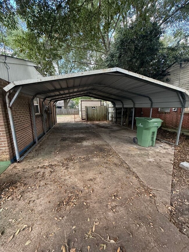 Building Photo - ** 3 Bed 1 Bath located in Chisholm ** Cal...