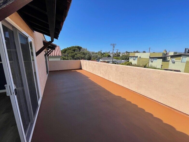 LARGE PATIO - 205 7th Ave