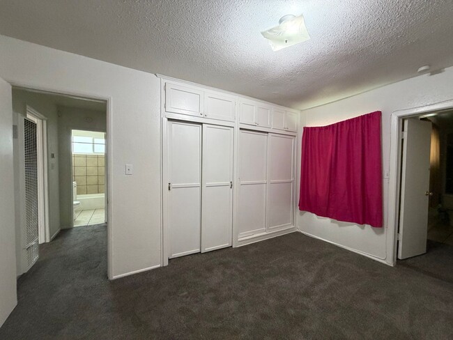 Building Photo - 4 Bedroom 2 Bathroom House with Fenced Yard & 1 Car Garage