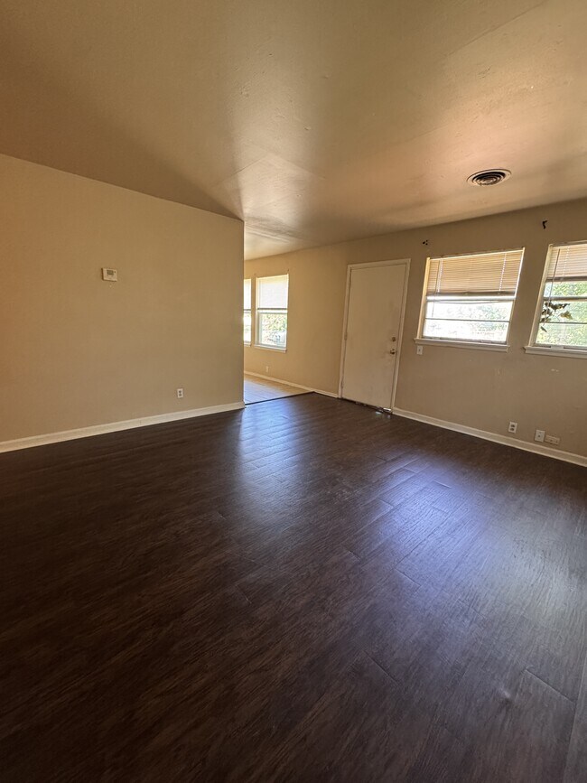 Building Photo - 1520 Roanoke Dr