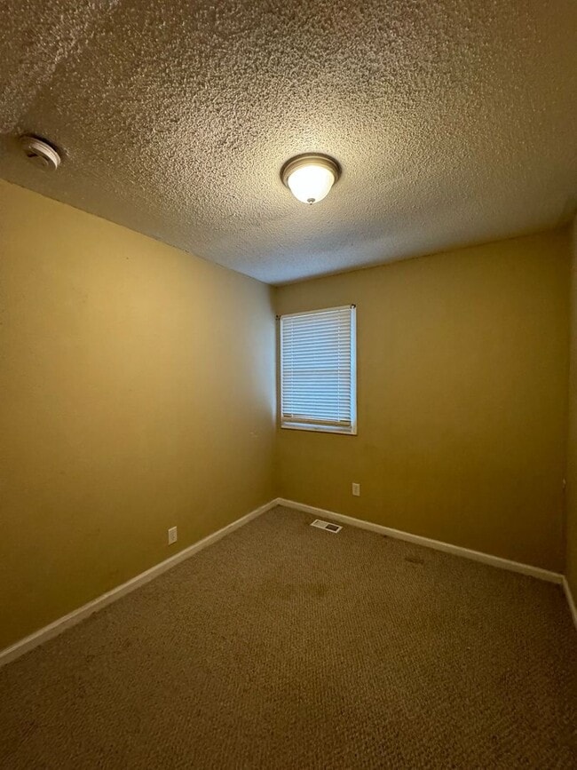 Building Photo - Coming Soon: 3 Bedroom Home Near Zoo & Parks!