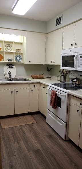 Building Photo - 410 6th Ave SW