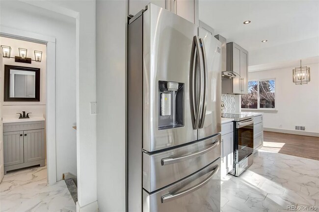 Building Photo - Gorgeous 5 Bedroom 2 1/2 Bathroom Littleto...