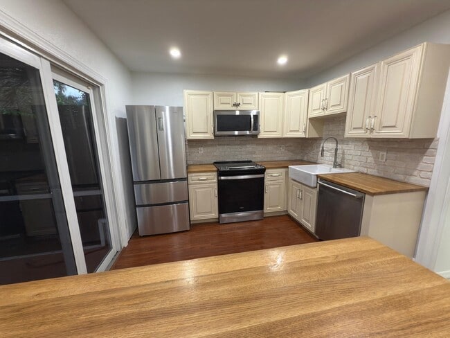 Building Photo - 9785 Ridge Creek Rd