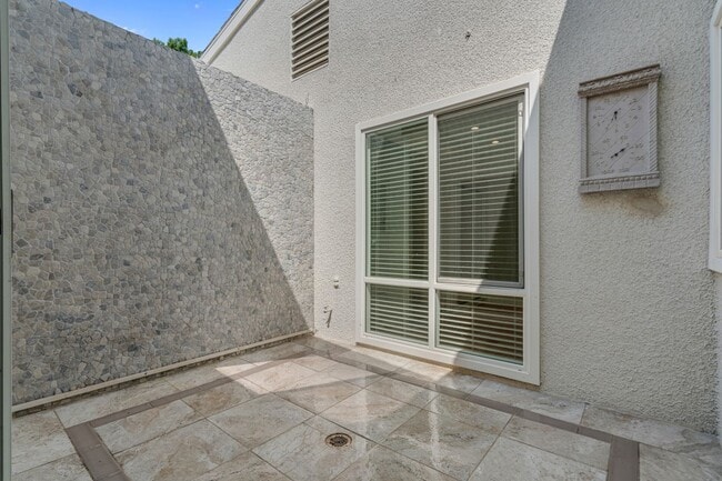 Building Photo - 479 Calle Cadiz
