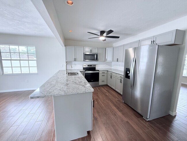 Building Photo - 3-Bed/2-Bath Sarasota Gem: Private Pool & Central Location!!
