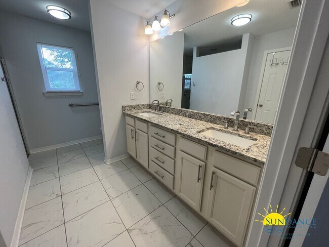 Building Photo - Beautiful home in the heart of Niceville!