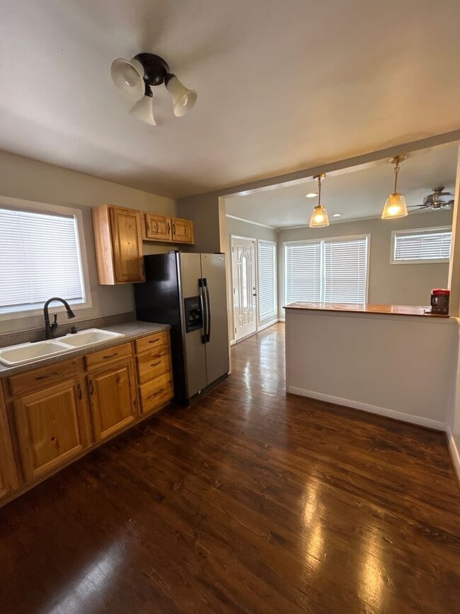 Building Photo - 3 BR 2 BA House with Garage