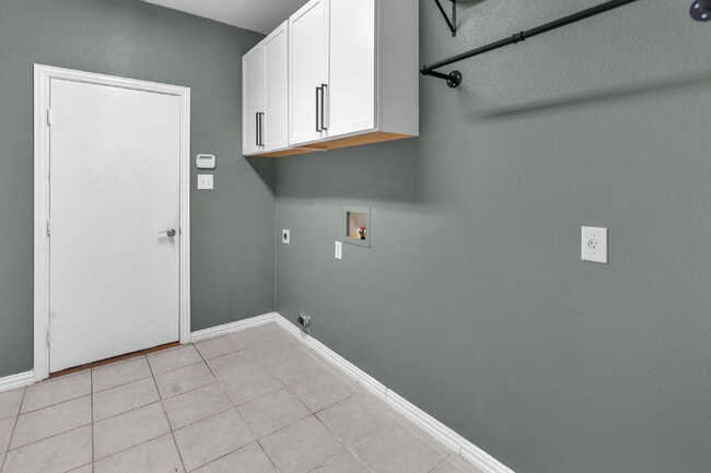 Building Photo - 9129 Cottonwood Village Dr