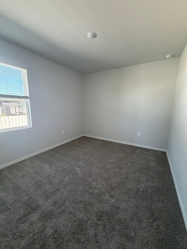 Building Photo - 915 NE 19th St