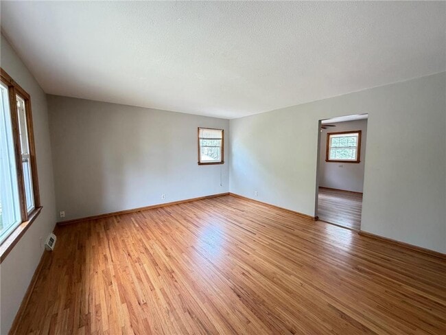 Building Photo - 421 W 74th St