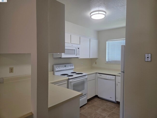 Building Photo - 7596 Silvertree Ln