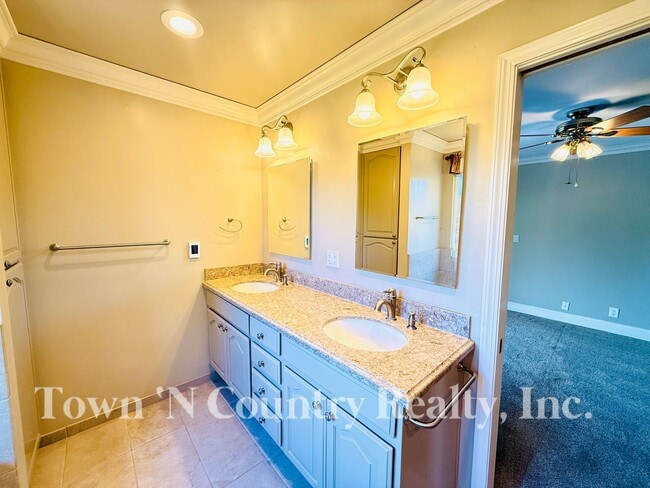 Building Photo - 22369 Ferdinand Ct