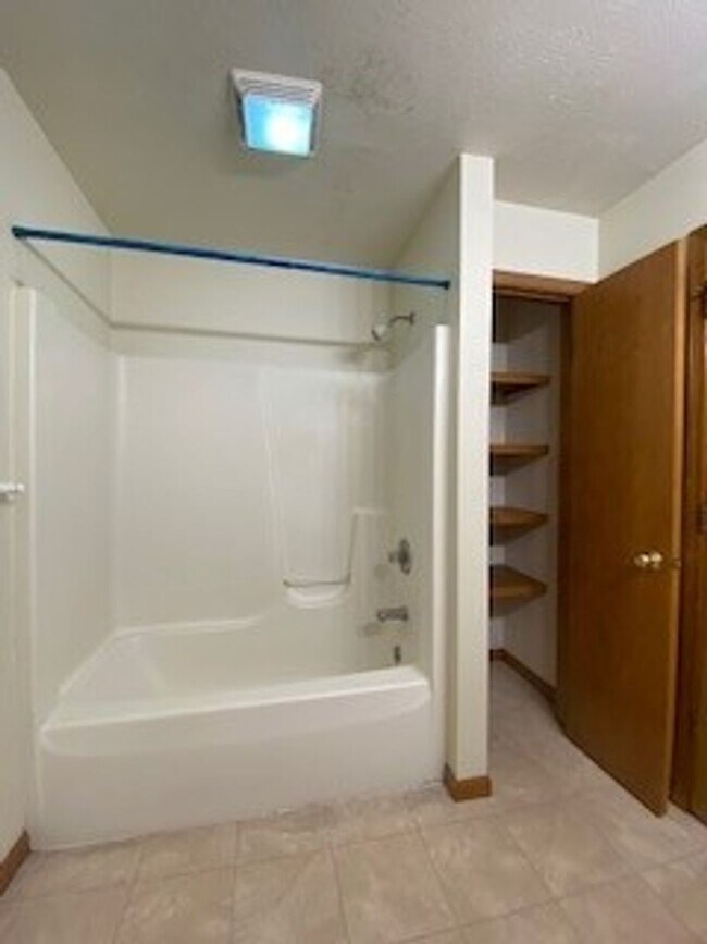 Building Photo - 212 Stonewall Ct