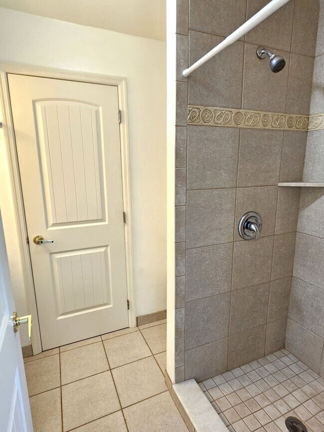 Building Photo - Annual Unfurnished 3 Bedroom 2 Bathroom Home in Nokomis!