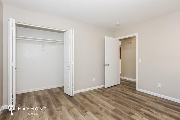 Building Photo - 1906 S Valley Dr