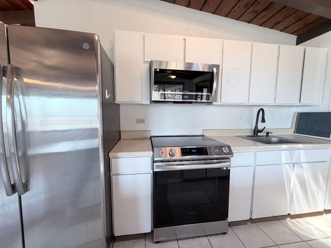 Building Photo - 3 Bedroom 1.5 Bathroom Single Family House Makakilo Home with Yard & Cool Breezes!