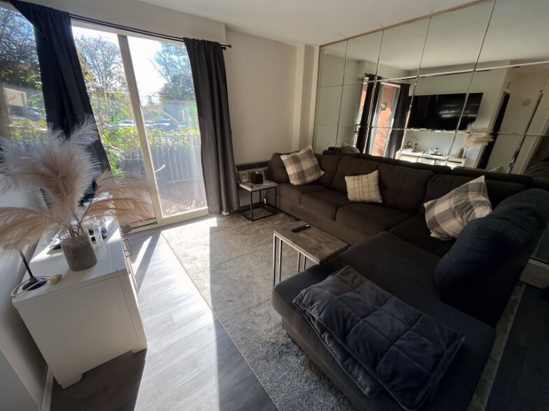 Building Photo - 1 Lakeview Dr