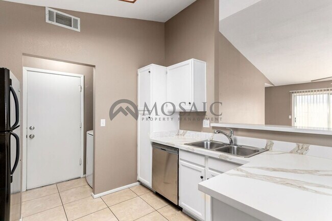 Building Photo - 3214 N Ash Dr