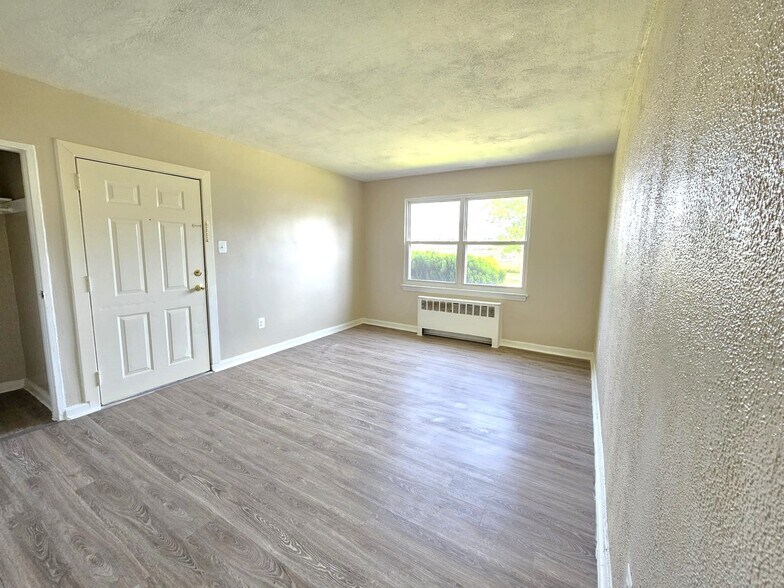 Building Photo - 1001 S Main St