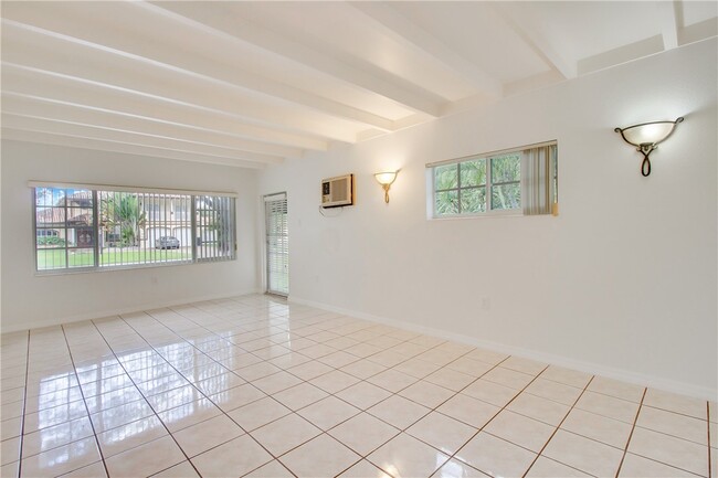 Building Photo - 40 NE Plantation Rd