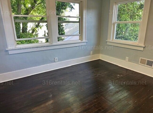 Building Photo - $1,295 - 3 bedroom / 1 bathroom - Single Family Home