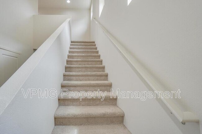 Building Photo - 11705 NE 131st Pl