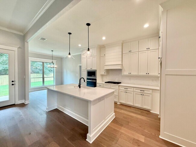 Building Photo - Beautiful and Spacious 3-Bedroom, 2-Bath R...