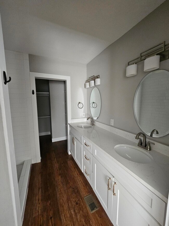 Building Photo - 4 W De Soto St