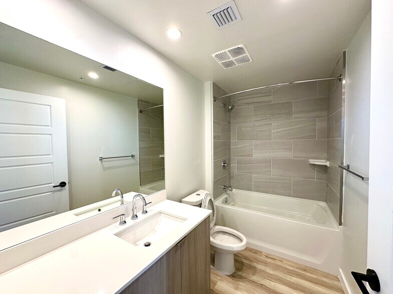 Building Photo - 512 SW 4th Ave