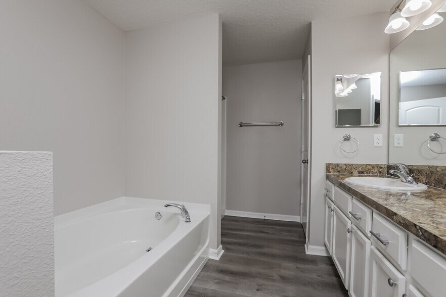Building Photo - 2353 Bexley Dr
