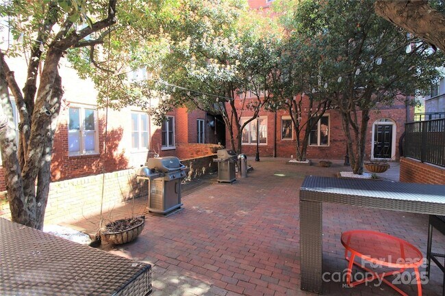 Building Photo - 229 N Poplar St