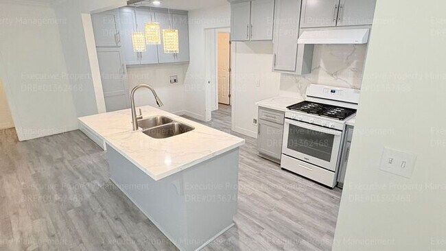 Building Photo - 3 Bedroom 2 bathroom house located near the Kern Medical Hospital, East Bakersfield High, and a s...