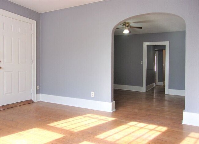 Building Photo - 1 BED 1 BATH 1 CAR DETACHED GARAGE CRESTWO...