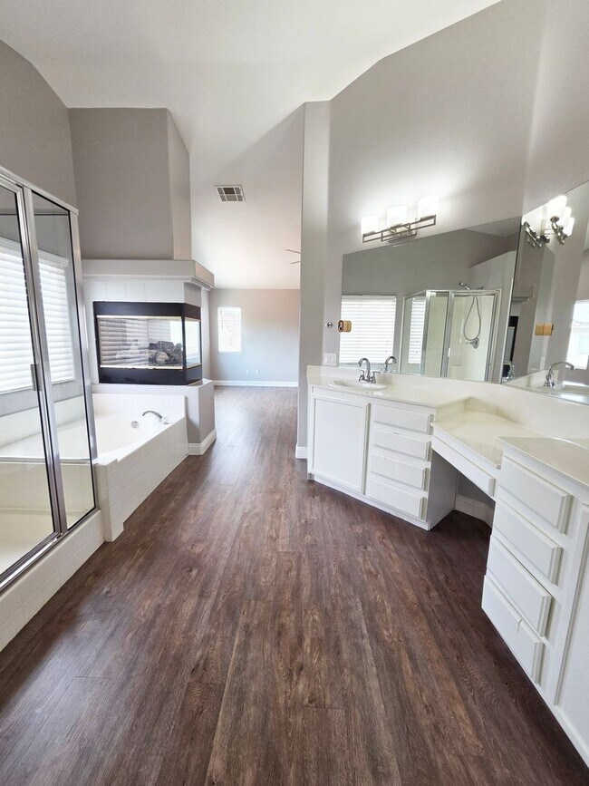 Building Photo - Spacious 3 Bed + Loft & Den with Soaring Ceilings