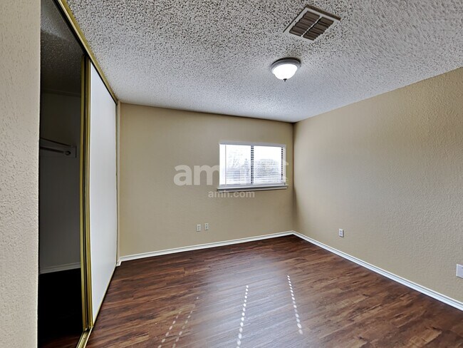 Building Photo - 304 Sandlewood Ln