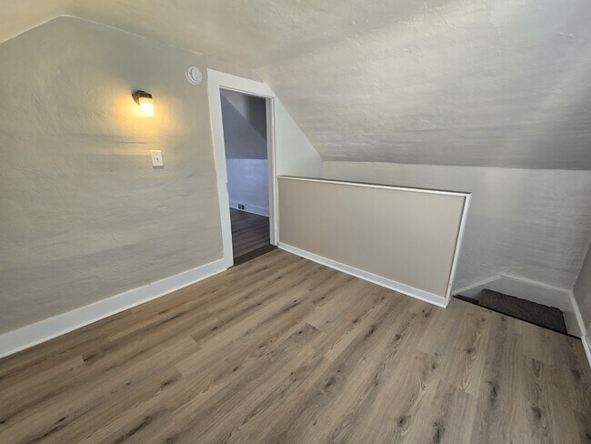 Building Photo - 740 W 11th St