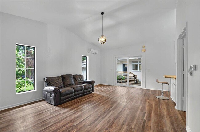 Building Photo - 1205 Gardenia Dr