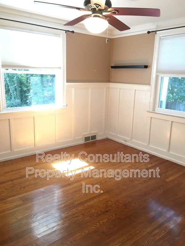 Building Photo - 2461 Lyndhurst Ave