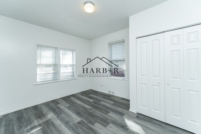 Building Photo - 4 Bedroom Home-Walking Distance to Downtown Rochester!