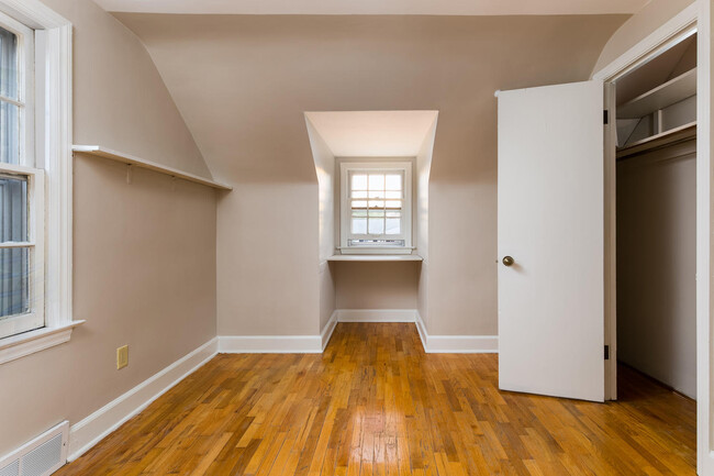 Building Photo - 128 Gunson St