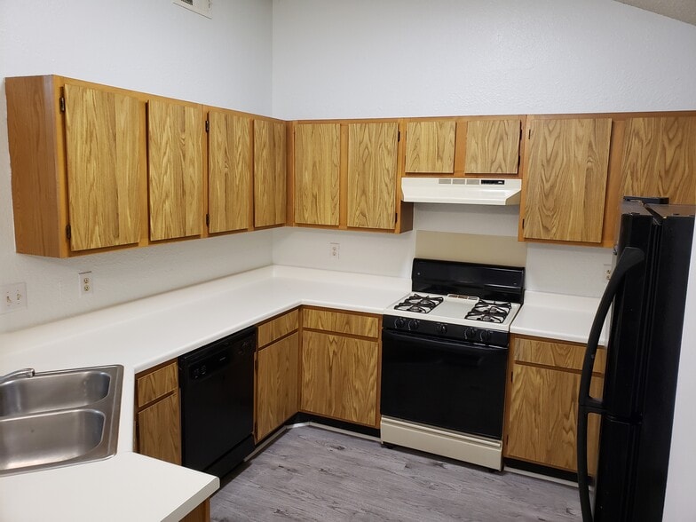 Kitchen - 915 Hyridge St