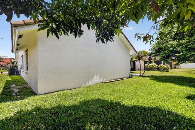 Building Photo - 9654 Sun Pointe Dr